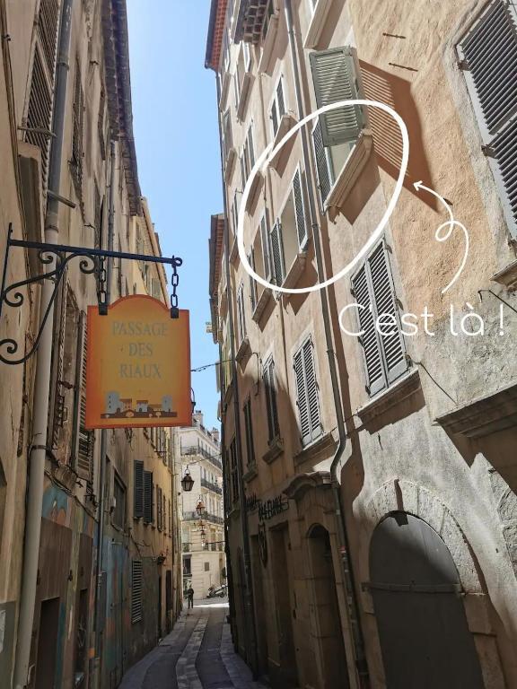 T1 proche rue des arts du port et de l’Opéra in Toulon, France