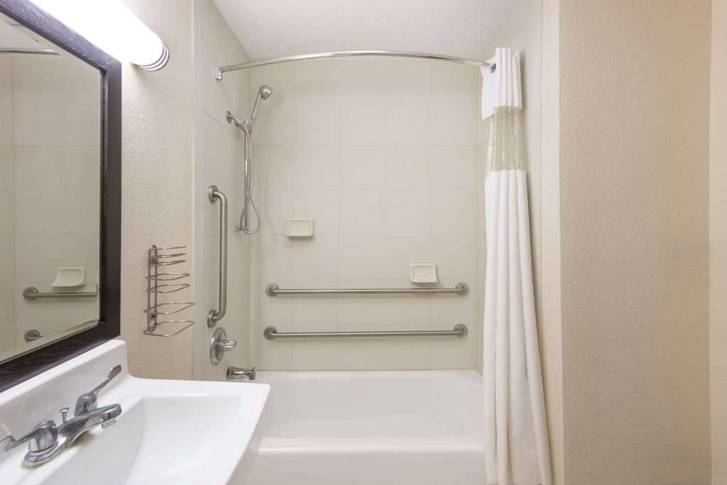 Baymont by Wyndham Metropolis - photo 10