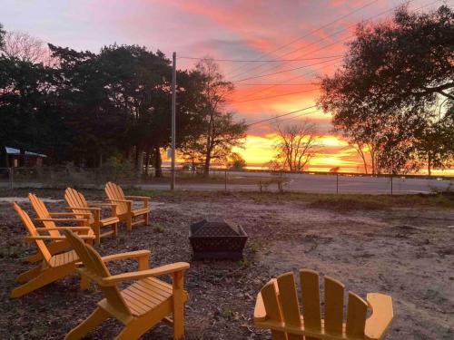 Retro by the Bay Close to Beach Eglin PetFriendly in Freeport, United States