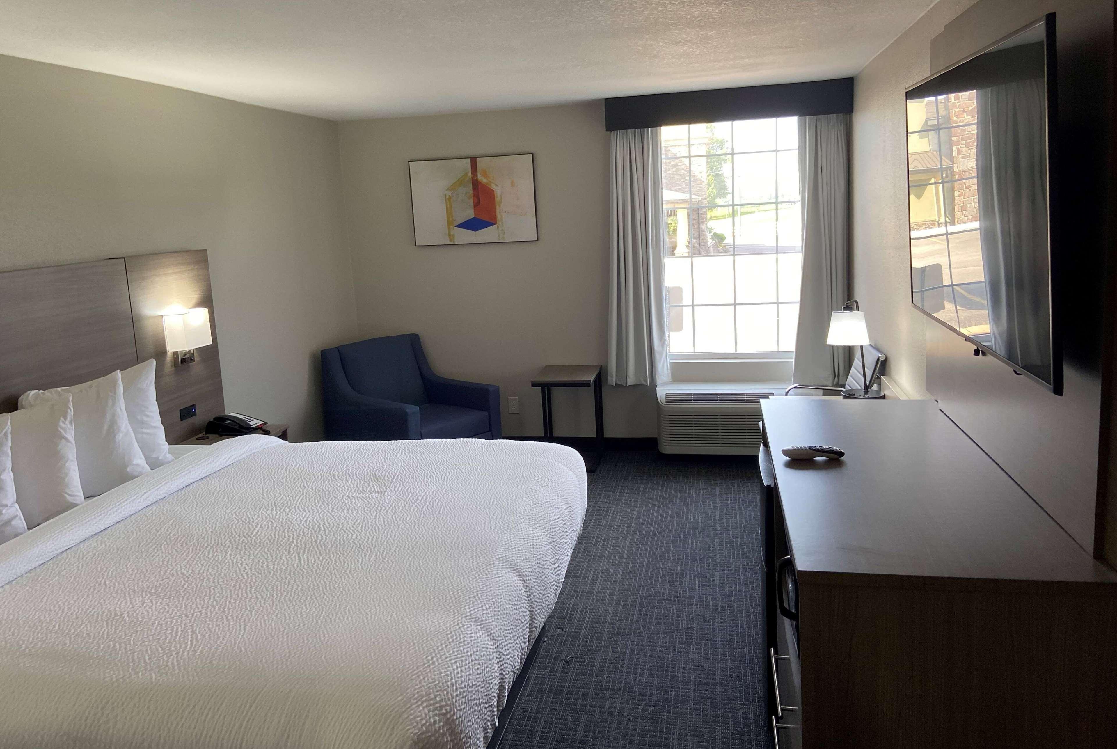 Days Inn & Suites by Wyndham Tahlequah - photo 5