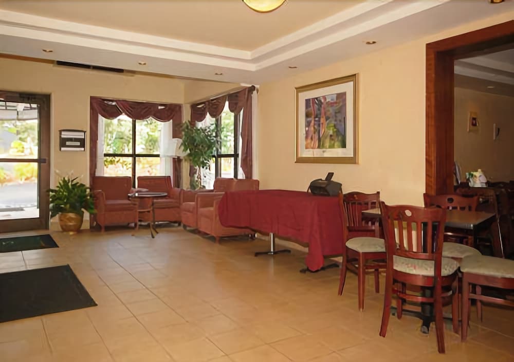 Surestay Plus Hotel by Best Western Smithfield - photo 2