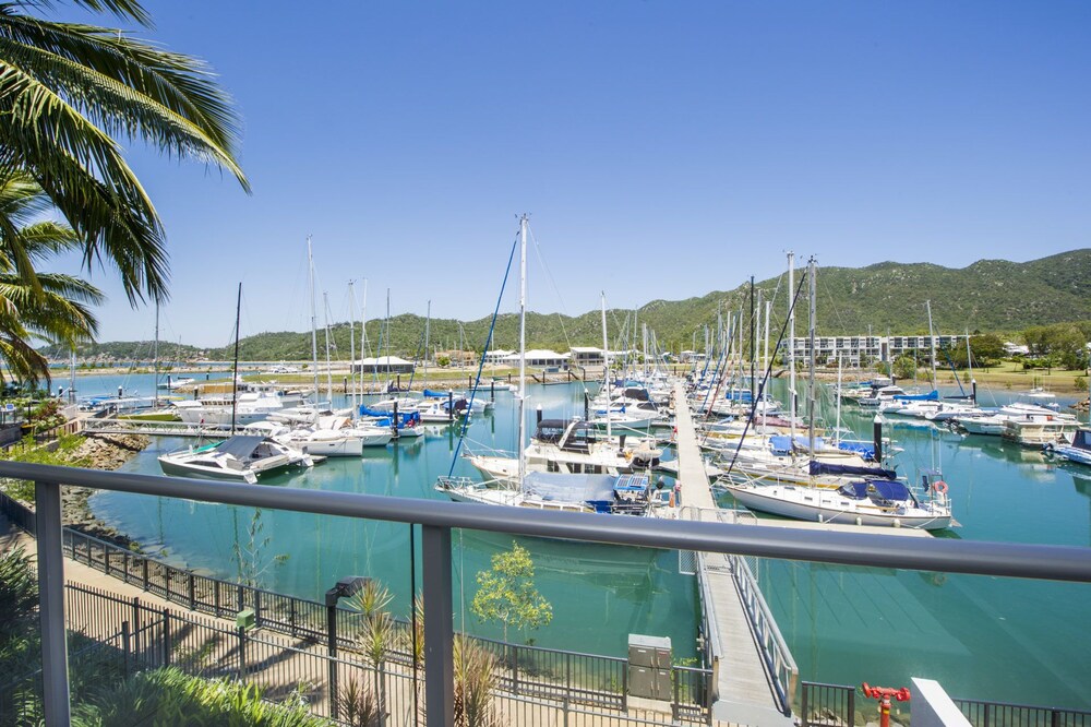 Blue on Blue Apartment 326 — 4-Star Luxury Hotel in Nelly Bay, Australia