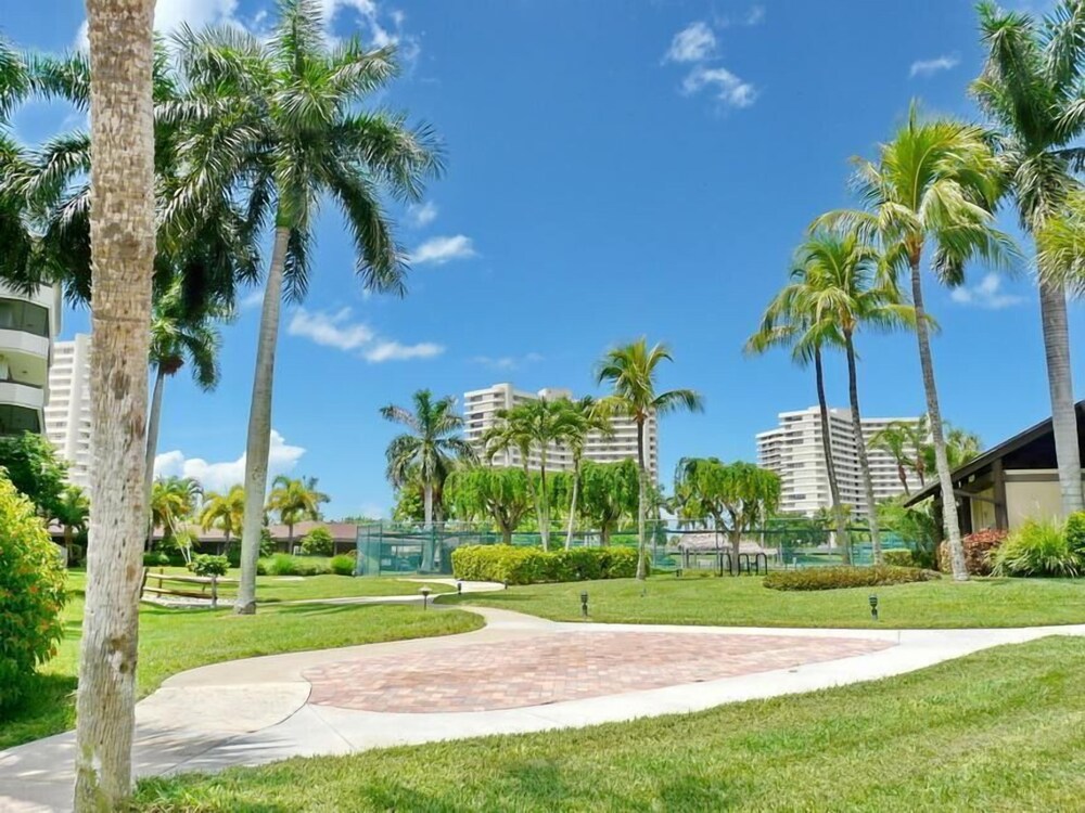 Condo with pool view of Clam Bay and walk to beach — 4-Star Luxury Hotel in Marco Island, United States