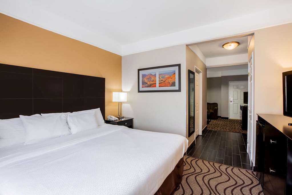 La Quinta Inn & Suites by Wyndham Pasadena - photo 30