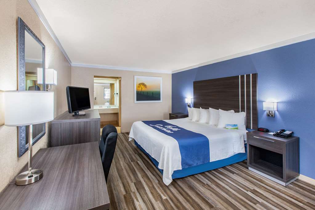 Days Inn & Suites by Wyndham Braunig Lake - photo 8