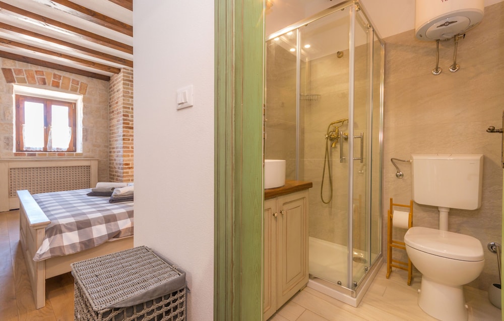 Villa Calandra — 4-Star Luxury Hotel in Pakostane, Croatia