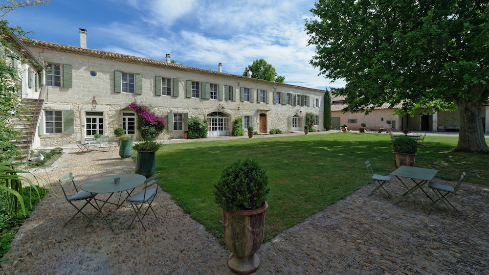 Hotel Et Appartements Domaine Des Clos Teritoria in Beaucaire, France