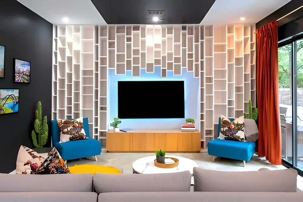 Luxury Group Retreat Near Rainey Pool Fire Pit in Austin, United States