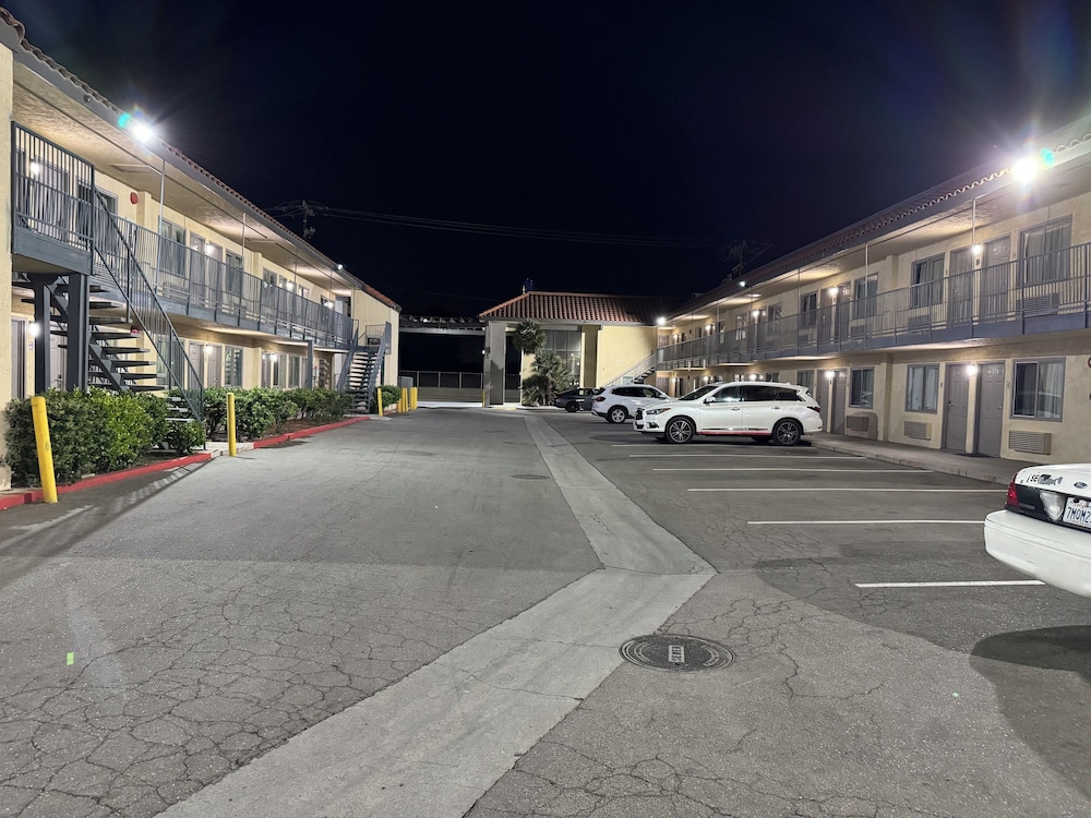 Baymont by Wyndham Bakersfield - photo 30