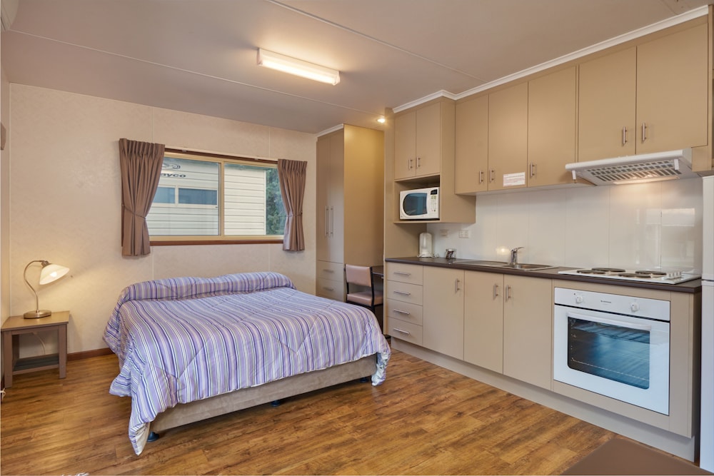 Gundagai Cabins & Tourist Park — 4-Star Luxury Hotel in Gundagai, Australia