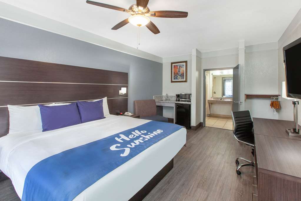 Days Inn & Suites by Wyndham Webster NASA ClearLake Houston - photo 21
