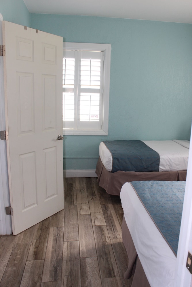 Shoreline Suites & Cabana Cottages - photo 9