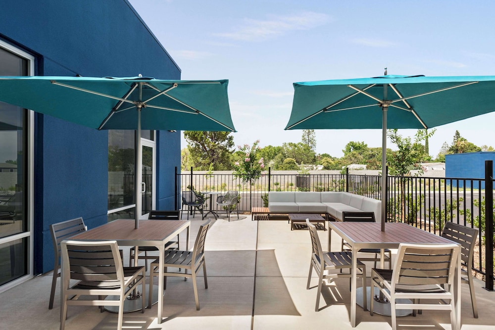 Hampton Inn & Suites Oroville - photo 27