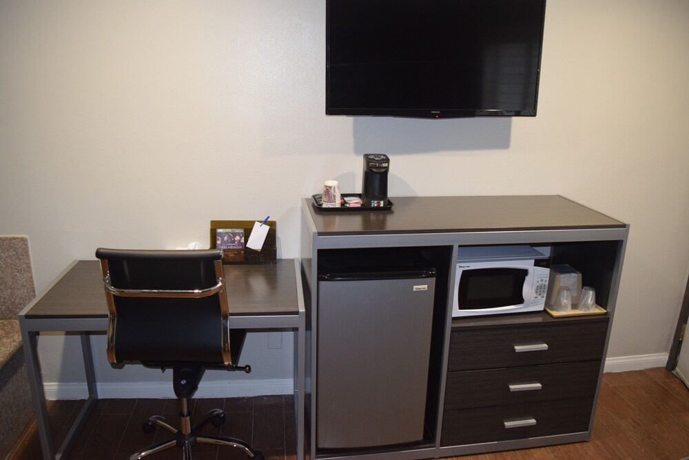 Deluxe Inn Hawthorne - photo 11