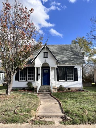 Large fenced yard near town square with Starlink — hotel in Gatesville