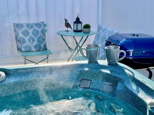 Quail Suite Hot Tub Bbq Sleeps 2 — 4-Star Luxury Hotel in Ahwahnee, United States