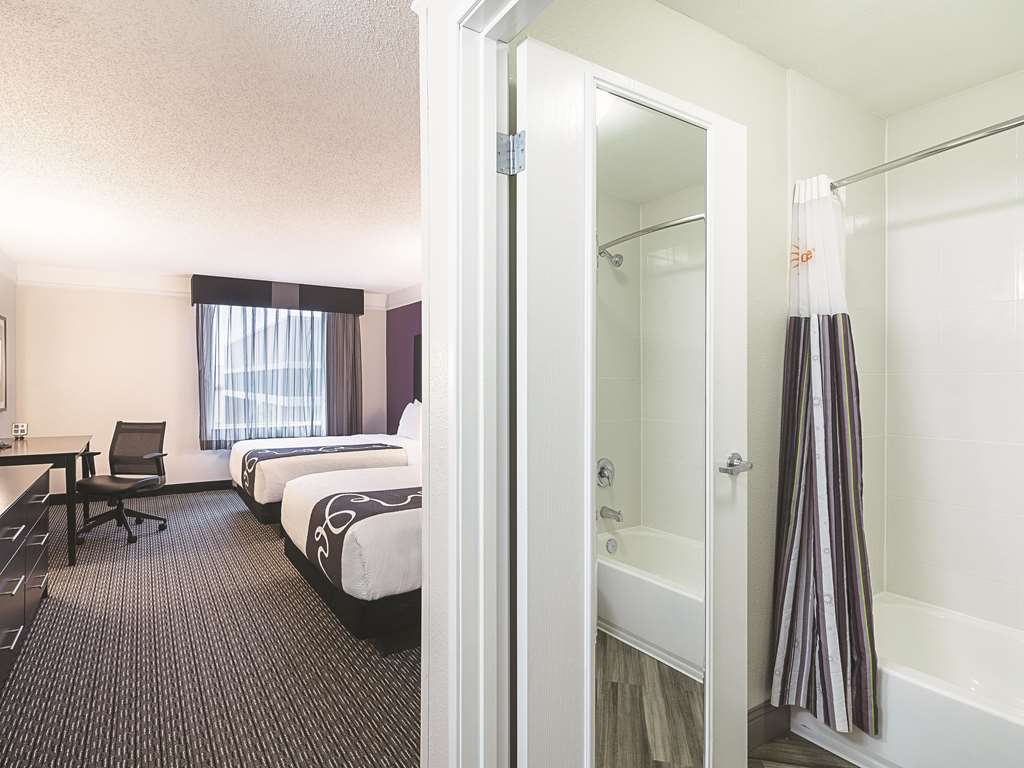 La Quinta Inn & Suites by Wyndham Austin Round Rock - photo 18