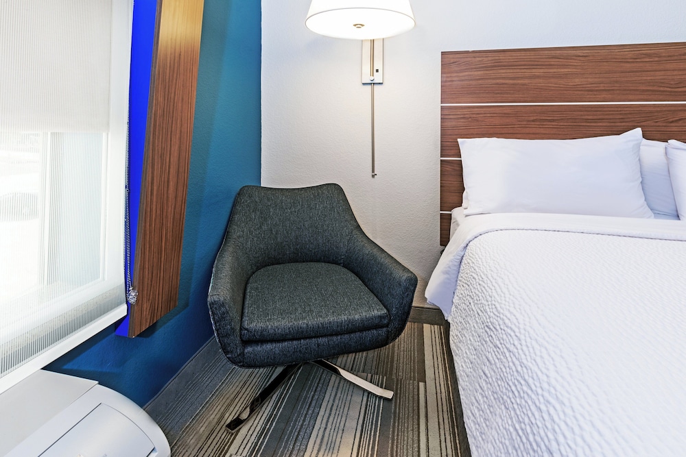 Holiday Inn Express & Suites Del Rio by IHG - photo 31