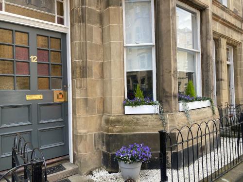 Lovely main door 2 bed apartment — 5-Star Luxury Hotel in Edinburgh, United Kingdom