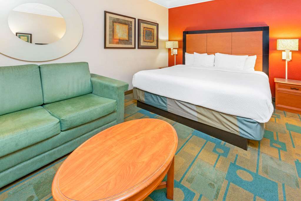 La Quinta Inn & Suites by Wyndham USF - photo 24