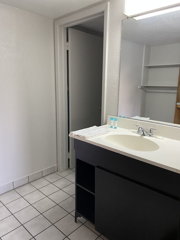 Travelodge by Wyndham Farmington Hwy 64 - photo 32