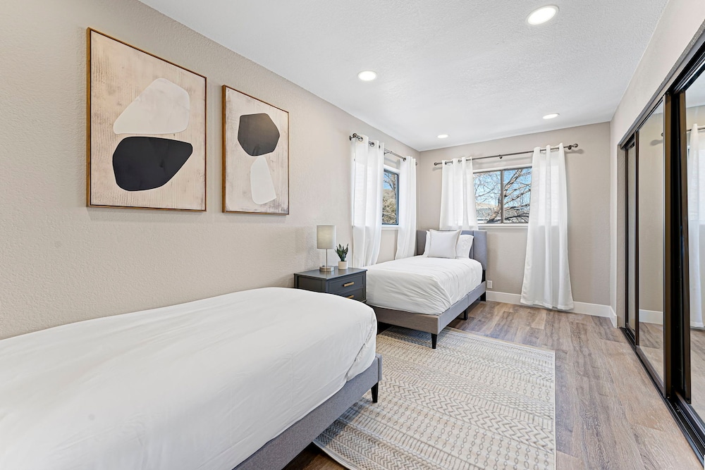 Elegant 4BD Reno Abode Close to Shops and Casinos - photo 15