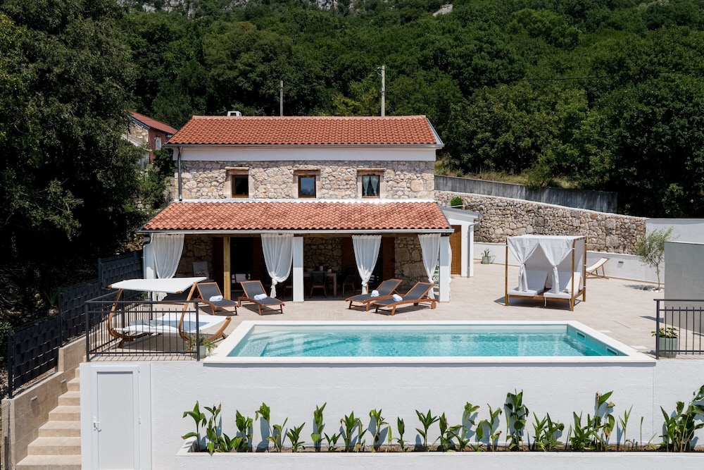 Casa Di Nika Private Heated Pool and Jacu — 4-Star Luxury Hotel in Bribir, Croatia