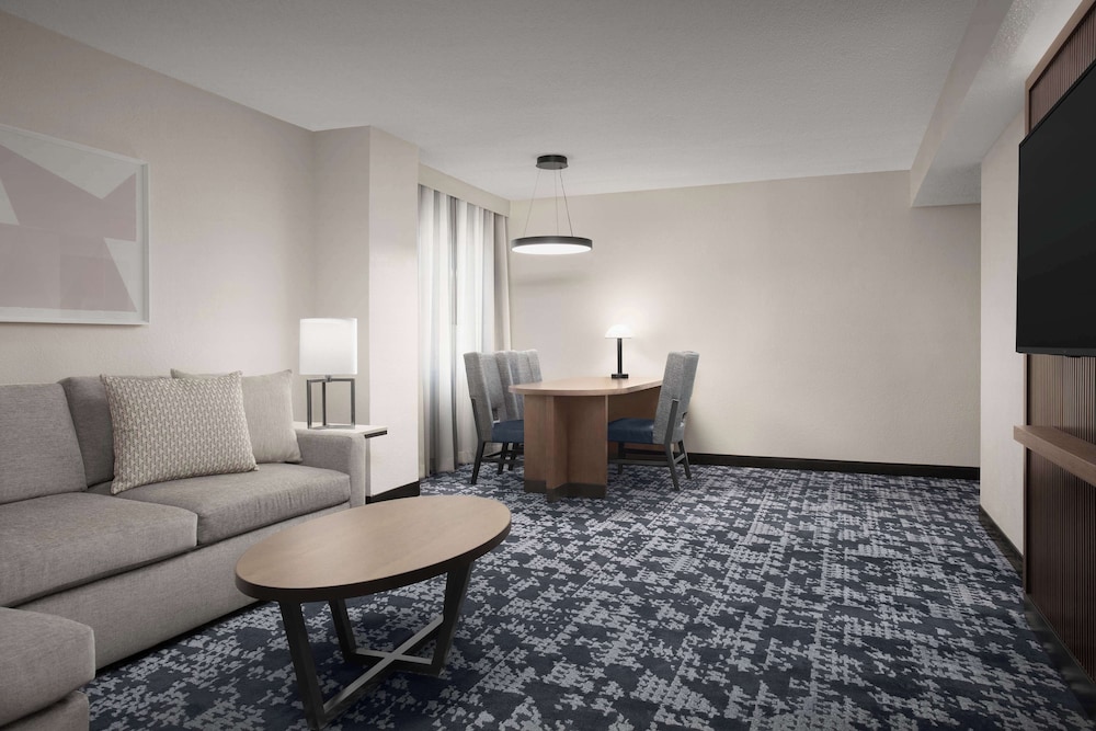 Embassy Suites by Hilton Dallas Near the Galleria - photo 18
