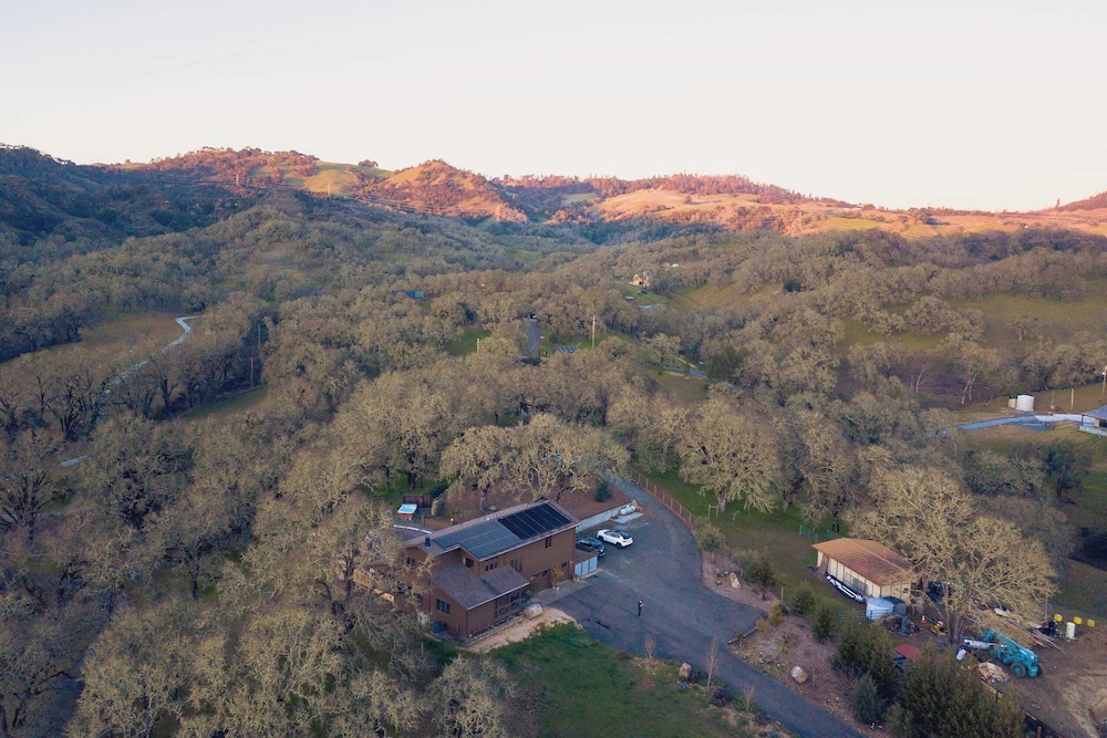 3.5 acre 5bdr Rereat w Views Pool Hot Tub Fire Pit Gable by Avantstay - photo 36