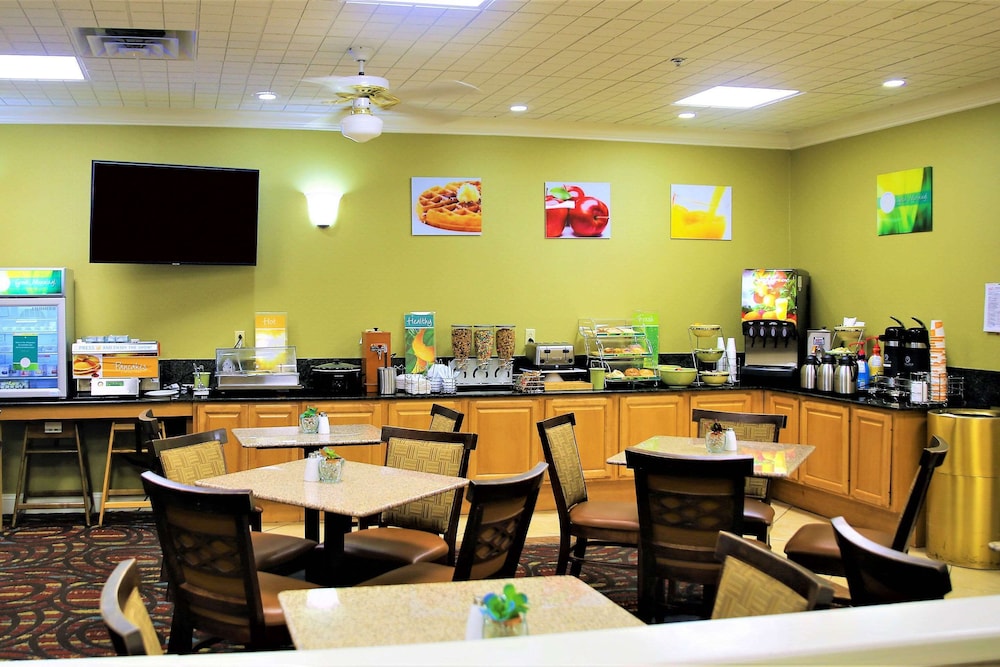 Quality Inn Fayetteville near Historic Downtown Square - photo 39