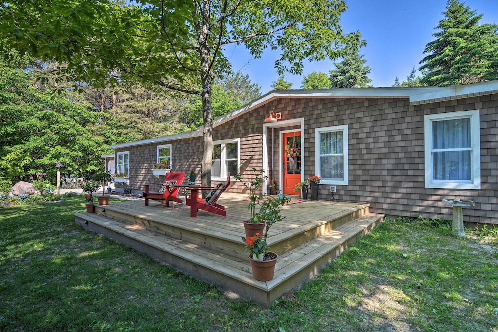 Woodland Retreat Near Trails Golf and Wineries in Harbor Springs, United States