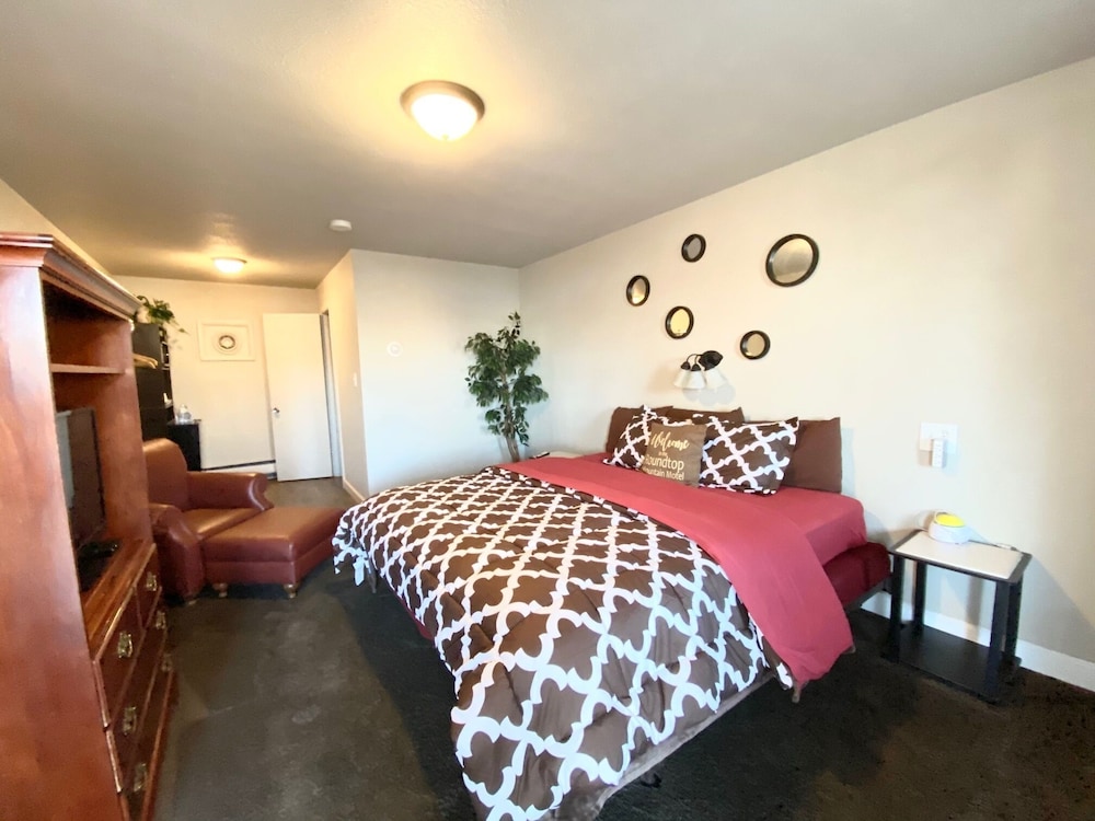 Roundtop Mountain Vista Cabins and Motel - photo 15