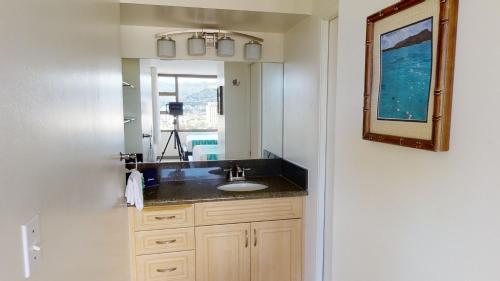 Updated 22nd Floor Waikiki Condo Free parking & WiFi Ideal for large family by Koko Resort Vacation Rentals - photo 18