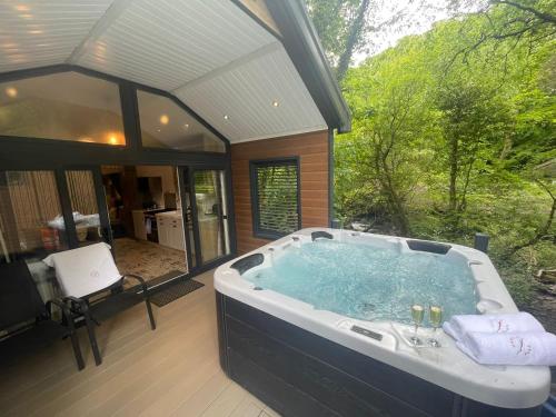 P74 Riverside Family Pod with Hot Tub — hotel in Bethesda