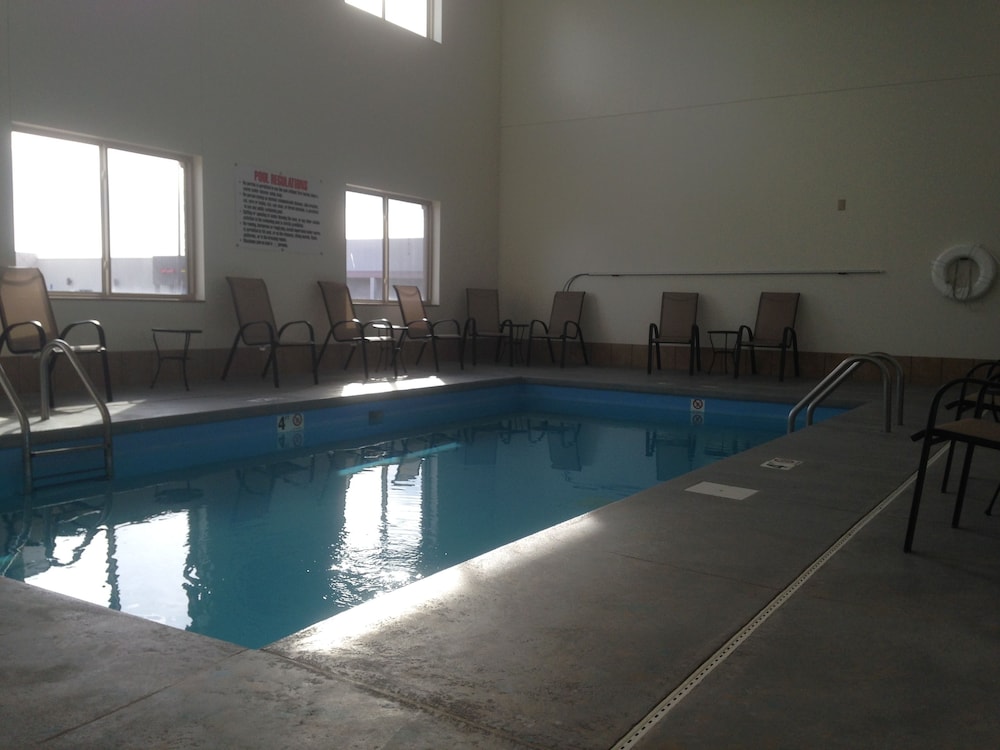 Edgewood Hotel & Suites - photo 28
