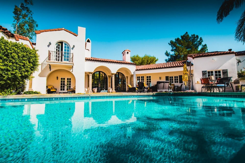 Catalina by AvantStay Private Grand Estate Backyard & Pool - photo 34