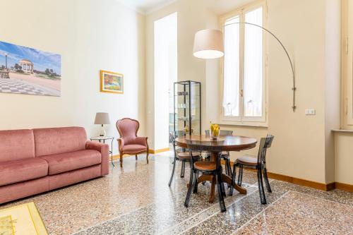 GuestHost Central Flat 2 min walk the Cathedral — 4-Star Luxury Hotel in Livorno, Italy