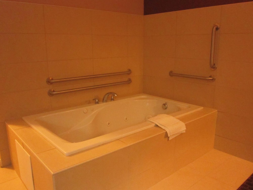 Red Carpet Inn And Suites Monmouth Jtc - photo 31