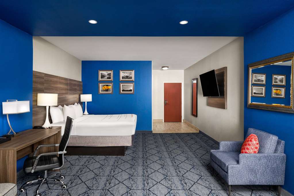 La Quinta Inn & Suites by Wyndham Denton University Drive - photo 11