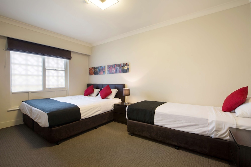 Enfield Hotel - last minute hotel in Clearview