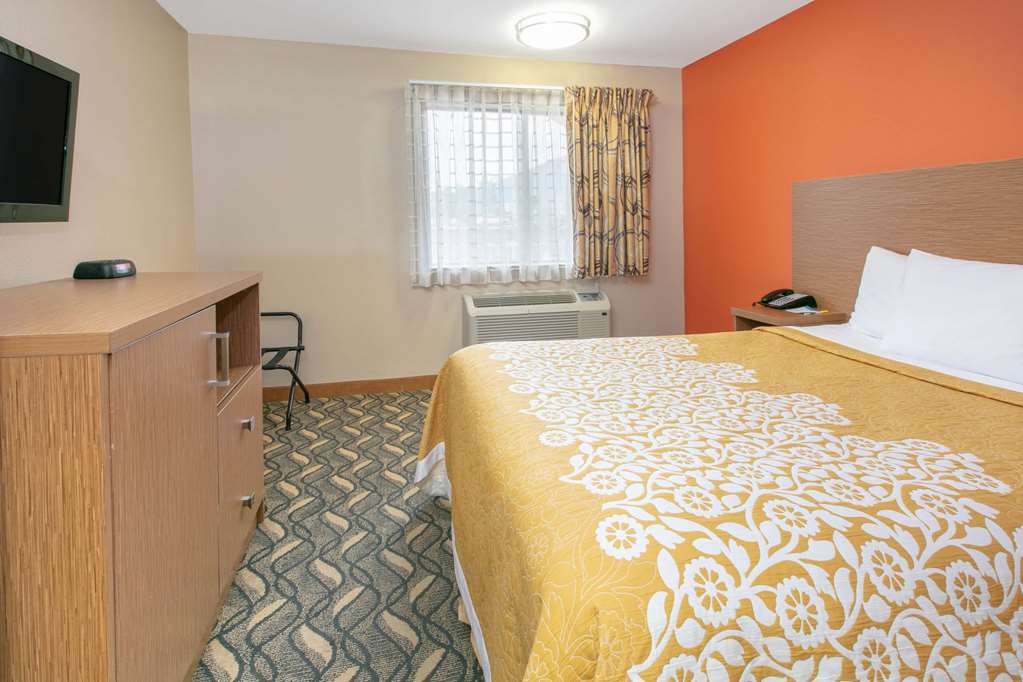 Days Inn & Suites by Wyndham Arlington Near Six Flags - photo 13