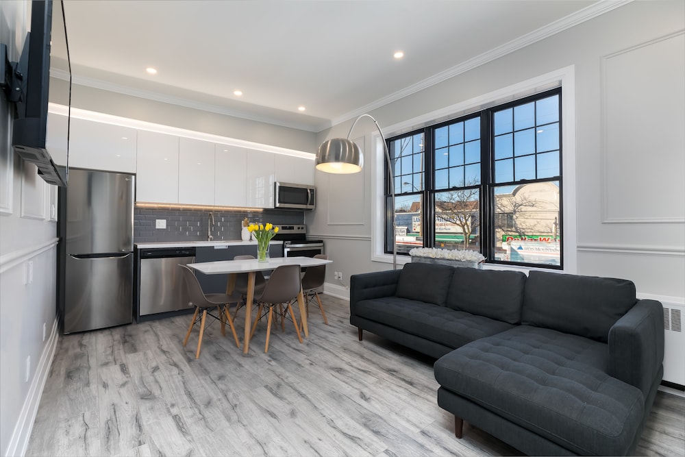 Applewood Suites Etobicoke — 4-Star Luxury Hotel in Toronto, Canada