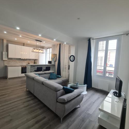 Appartement Tres Lumineux Porte de Saint Cloud F3 Avec Suite Parentale — 4-Star Luxury Hotel in Paris, France
