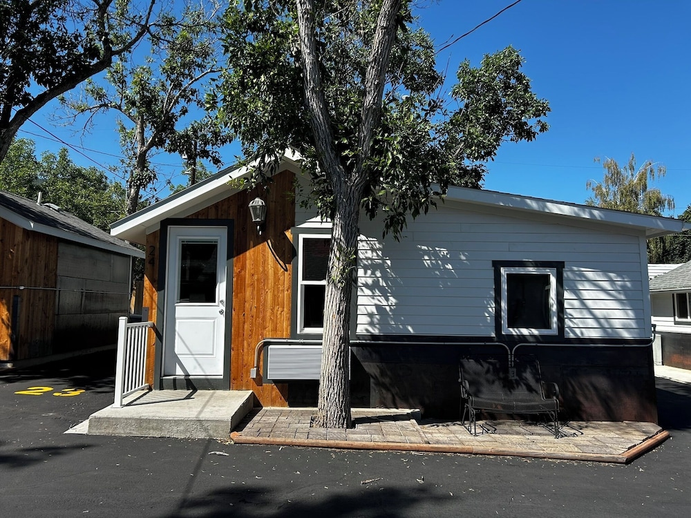 Lamplighter Cabins & Suites - photo 90