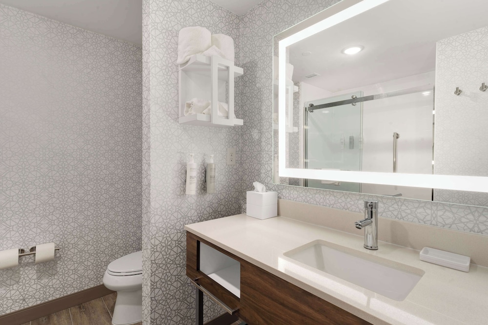 Hampton Inn Milford - photo 23