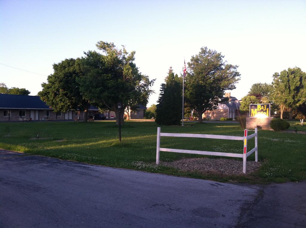 B & J Motel - photo 2