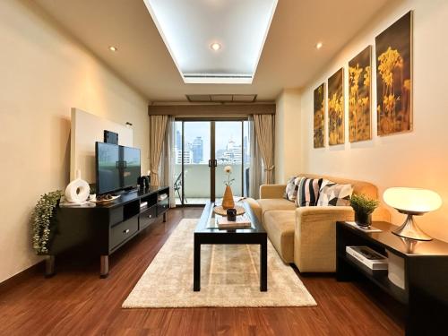 Vibrant Modern 57 SQM Ultra Fast WiFi BTS Thonglor