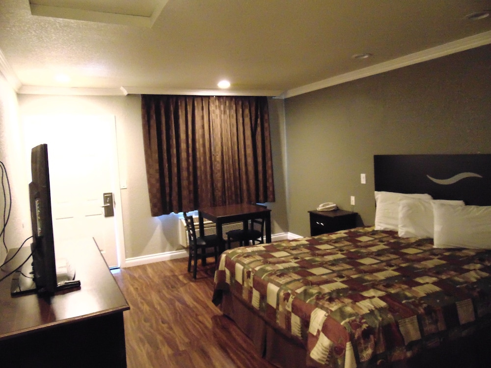 West Coast Inn Near Gem Theatre - photo 10