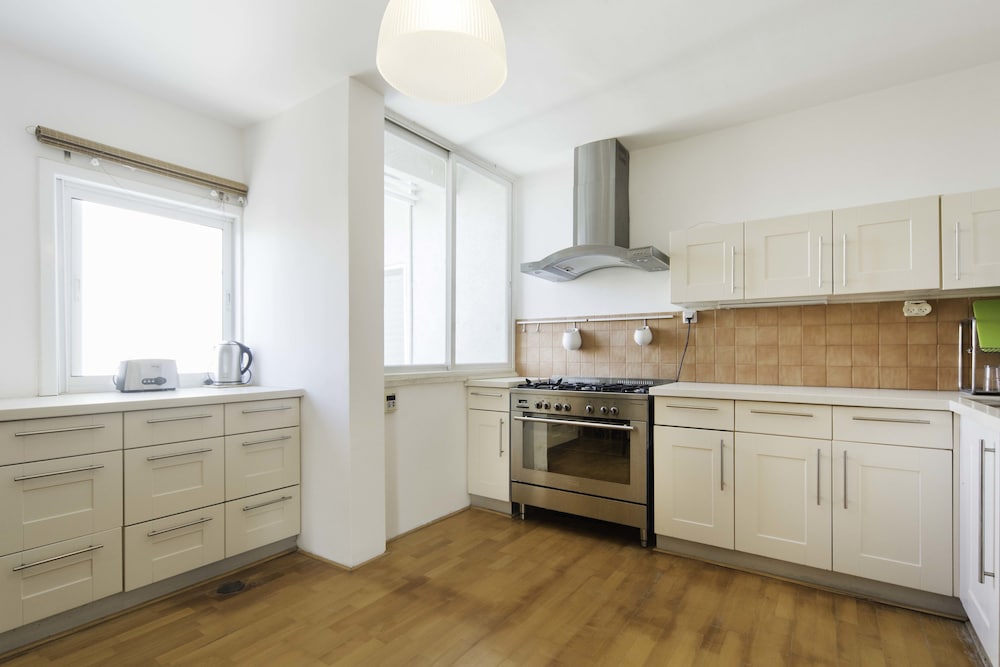 Sea N’ Rent Kdoshei Ha’Shoa in Herzliya, Israel