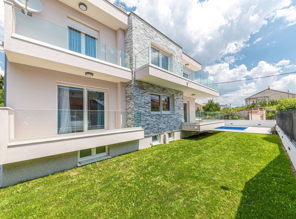 Expansive Retreat With Private Pool & Bbq Near the Beach — hotel in Kastel Luksic